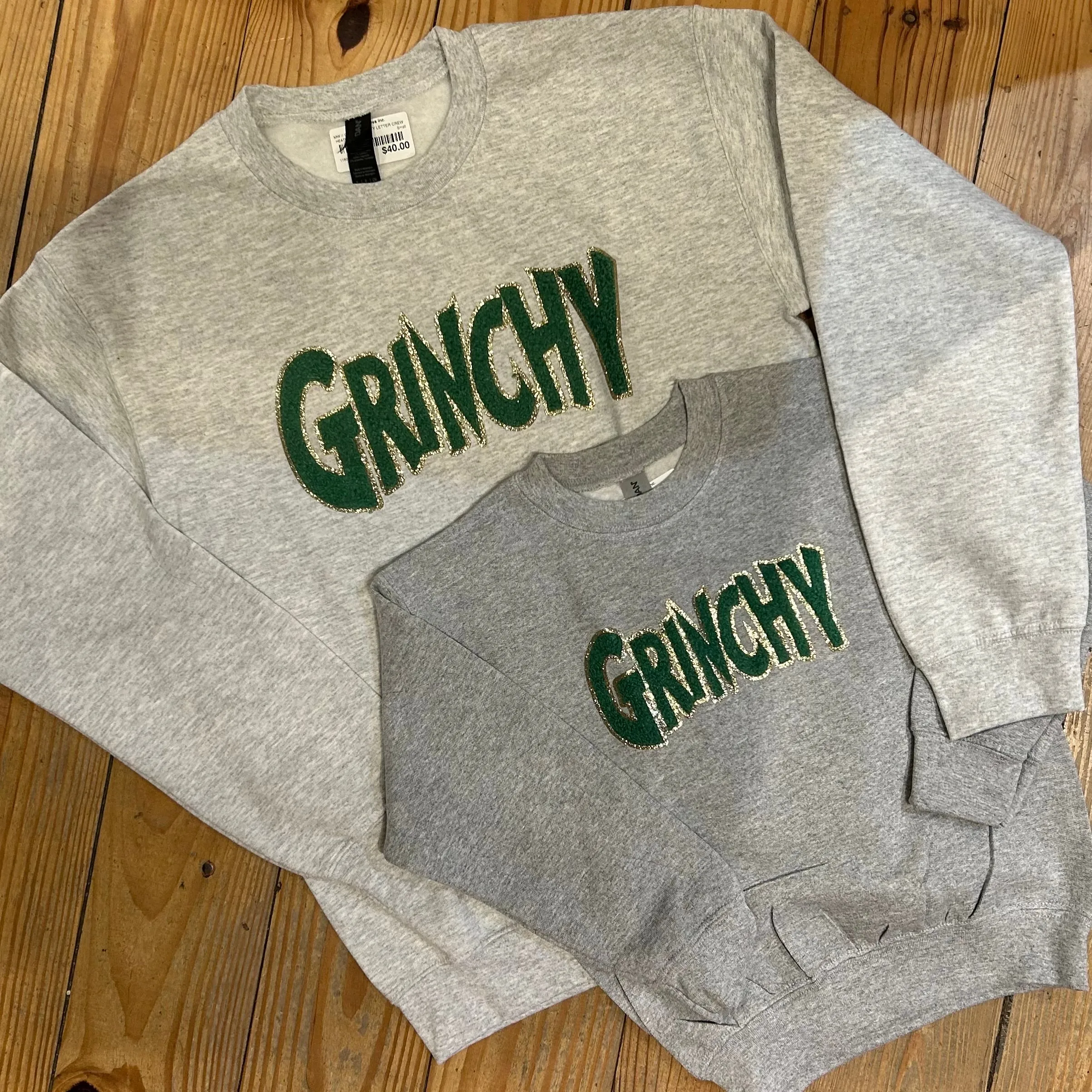 Grinchy Puffy Letter Sweatshirt With Gold Trim - Green On Grey